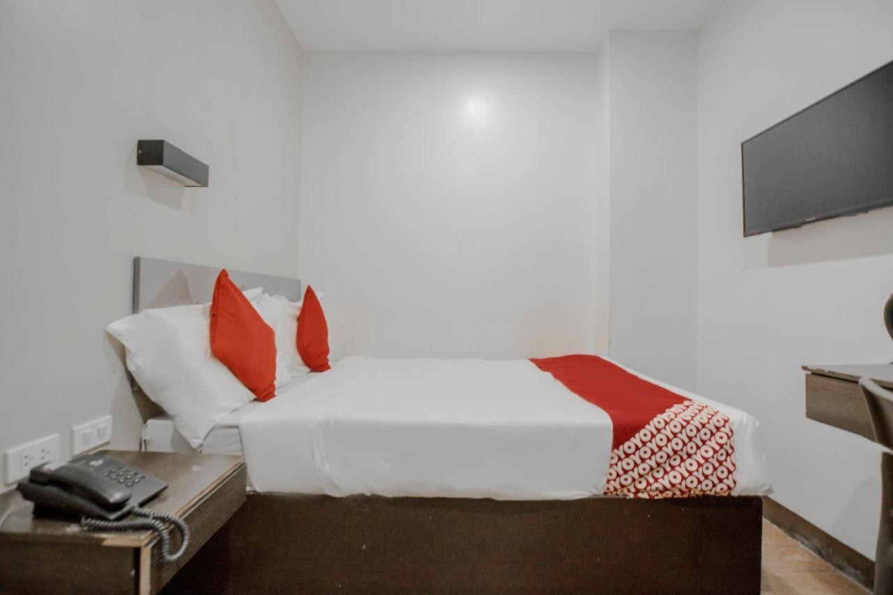 Oyo 637 Fox Hotel เกซอนซิตี้ ภายนอก รูปภาพ