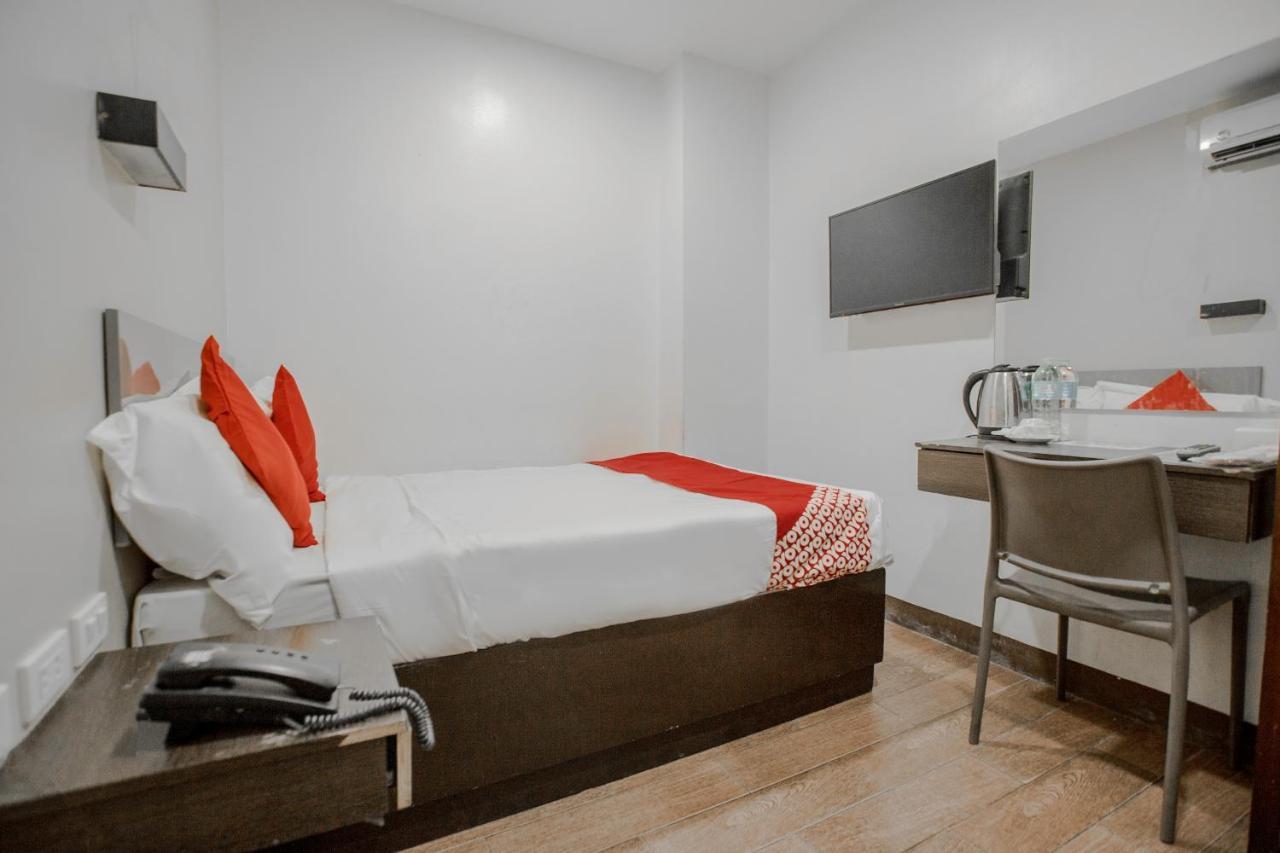 Oyo 637 Fox Hotel เกซอนซิตี้ ภายนอก รูปภาพ