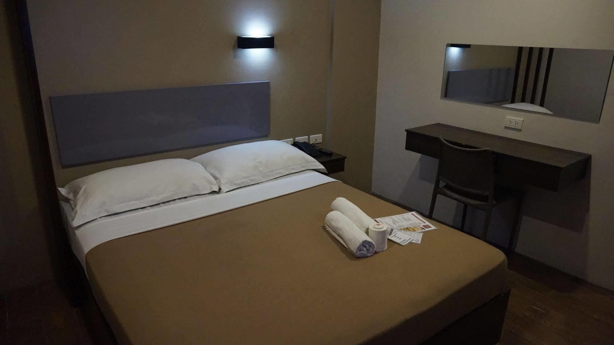 Oyo 637 Fox Hotel เกซอนซิตี้ ภายนอก รูปภาพ