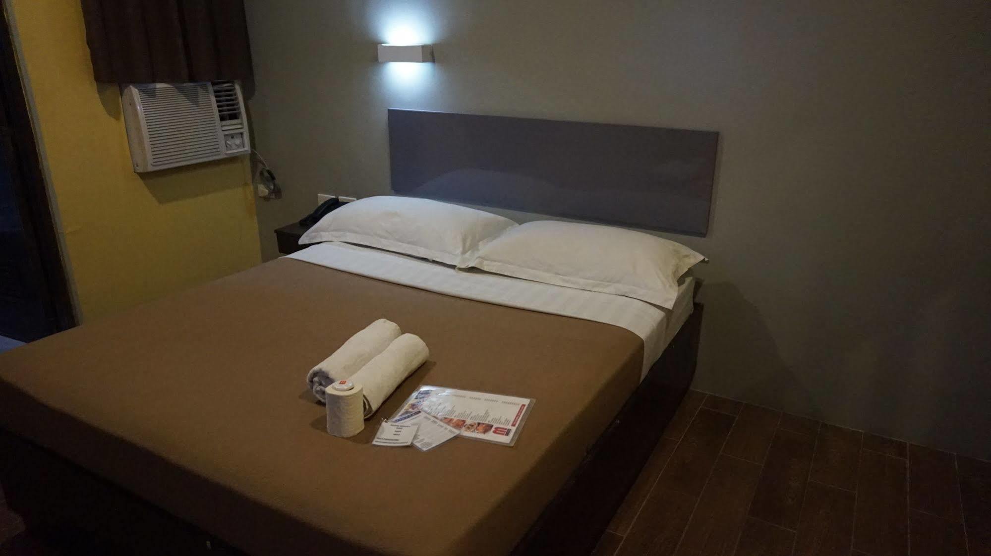 Oyo 637 Fox Hotel เกซอนซิตี้ ภายนอก รูปภาพ