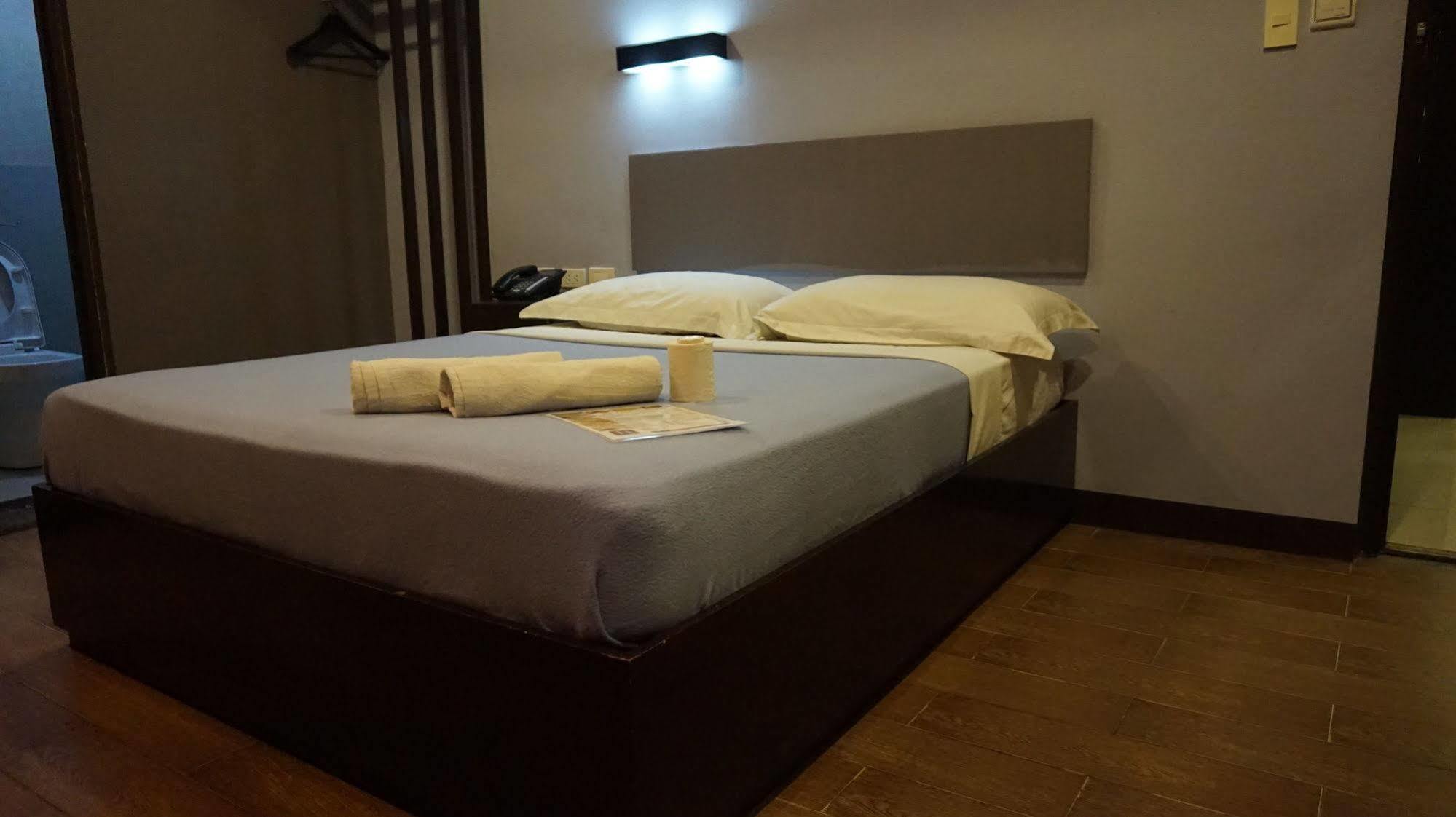 Oyo 637 Fox Hotel เกซอนซิตี้ ภายนอก รูปภาพ