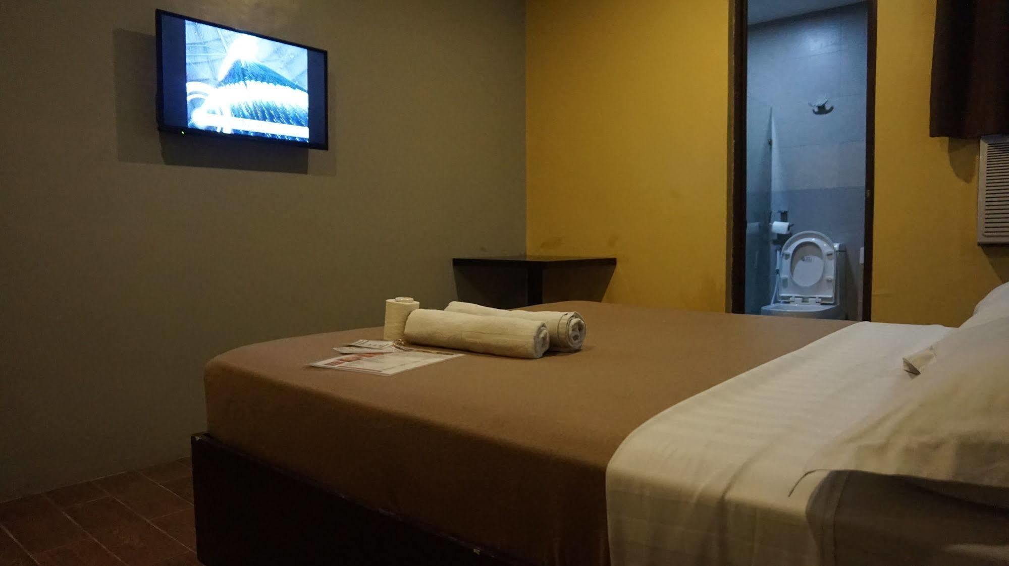 Oyo 637 Fox Hotel เกซอนซิตี้ ภายนอก รูปภาพ