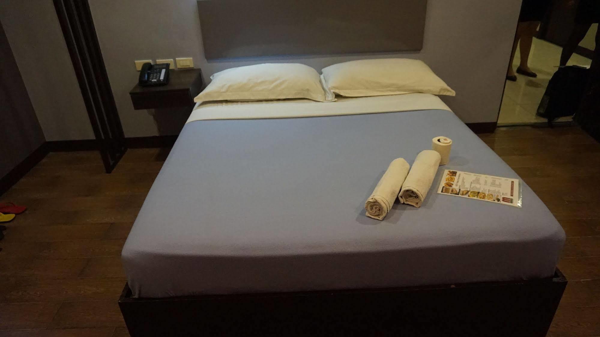 Oyo 637 Fox Hotel เกซอนซิตี้ ภายนอก รูปภาพ