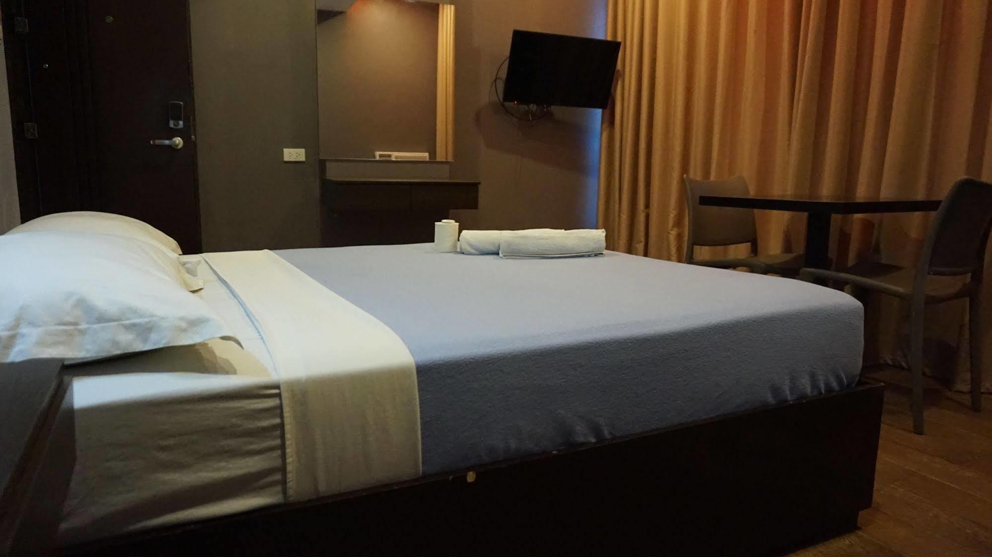 Oyo 637 Fox Hotel เกซอนซิตี้ ภายนอก รูปภาพ